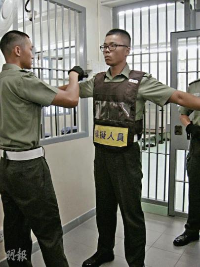 懲教署估計未來10年內有約2000人退休,需聘請大量懲教助理和懲教主任。圖為懲教人員示範為離開監獄的囚犯檢查。(曾映妹攝) 懲教署估計未來10年內有約2000人退休,需聘請大量懲教助理和懲教主任。圖為懲教人員示範為離開監獄的囚犯檢查。(曾映妹攝)