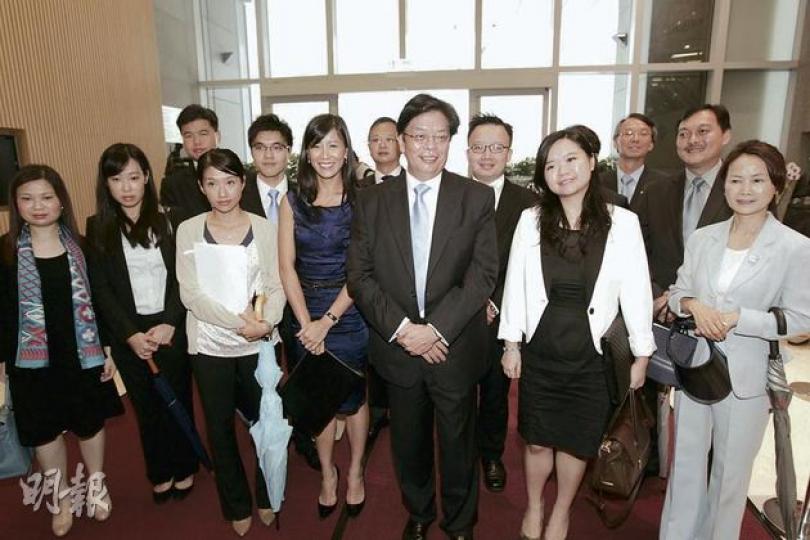 律師會前會長王桂壎(前排右三)帶同一班支持者報名,他自稱有信心勝出。(郭慶輝攝) 律師會前會長王桂壎(前排右三)帶同一班支持者報名,他自稱有信心勝出。(郭慶輝攝)