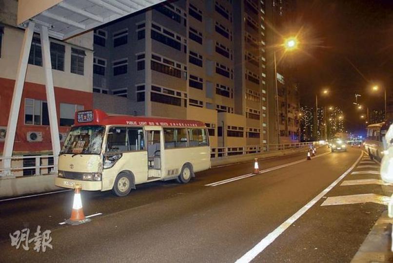 一名男子昨不知何故走上西九龍走廊橋面及橫過路面,結果遭高速駛至的小巴(圖)撞死。(伍浦鋒攝) 一名男子昨不知何故走上西九龍走廊橋面及橫過路面,結果遭高速駛至的小巴(圖)撞死。(伍浦鋒攝)