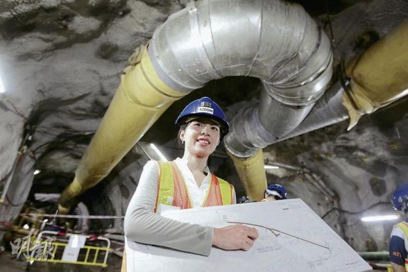 全港首名監督污水隧道爆破的女工程師佘小萍,平日要到如圖中北角地深160米的污水隧道中監督爆破工作,她說新式隧道內不如外界想像「污糟」,內設大型通風系統,最常遇到只是隧道天花的滴水。(郭慶輝攝) 全港首名監督污水隧道爆破的女工程師佘小萍,平日要到如圖中北角地深160米的污水隧道中監督爆破工作,她說新式隧道內不如外界想像「污糟」,內設大型通風系統,最常遇到只是隧道天花的滴水。(郭慶輝攝)