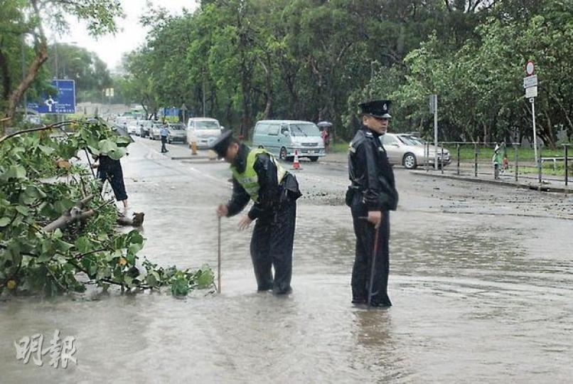 西貢西沙公路近泥涌昨午水浸,令交通大為擠塞,多名警員自願充當通渠工人,涉水以長棍清走阻塞雨水渠的枝葉雜物。(雲錦鋒攝) 西貢西沙公路近泥涌昨午水浸,令交通大為擠塞,多名警員自願充當通渠工人,涉水以長棍清走阻塞雨水渠的枝葉雜物。(雲錦鋒攝)