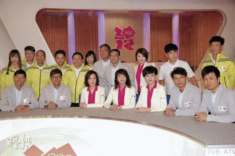 TVB與亞視破天荒合作以接力方式輪流直播今屆倫敦奧運賽事,昨日一眾主持,包括李克勤(前排右二)、朱慧珊(右三)、鄭裕玲(右四)及顧紀筠(左三)在電視城大曬冷。(攝影/記者﹕陳釗) TVB與亞視破天荒合作以接力方式輪流直播今屆倫敦奧運賽事,昨日一眾主持,包括李克勤(前排右二)、朱慧珊(右三)、鄭裕玲(右四)及顧紀筠(左三)在電視城大曬冷。(攝影/記者﹕陳釗)