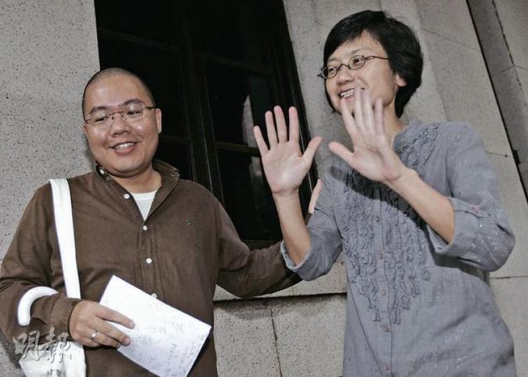 國民教育家長關注組發起人陳惜姿(右)與成員蘇培健(左)昨午召開記者會,指教育局建議關注組與其他家長會一同會面,關注組則要求單獨見局長吳克儉。其後教育局接納關注組的要求,但另安排其他家長會緊接會面。(李紹昌攝) 民主黨早前訪問逾550名市民對國民教育科的意見,過半認為涉洗腦以及浪費公帑,另55%人要求政府撤回。右起為民主黨羅健熙、甘乃威、王文軒,他們撕毁印有「洗腦」的海報。(李紹昌攝) 國民教育家長關注組發起人陳惜姿(右)與成員蘇培健(左)昨午召開記者會,指教育局建議關注組與其他家長會一同會面,關注組則要求單獨見局長吳克儉。其後教育局接納關注組的要求,但另安排其他家長會緊接會面。(李紹昌攝) 民主黨早前訪問逾550名市民對國民教育科的意見,過半認為涉洗腦以及浪費公帑,另55%人要求政府撤回。右起為民主黨羅健熙、甘乃威、王文軒,他們撕毁印有「洗腦」的海報。(李紹昌攝)