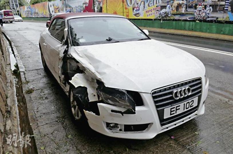 20歲女司機昨駕駛落地僅半年的Audi A5開篷跑車遭越線保母車撞毁右邊車頭。(蔡方山攝) 香港仔黃竹坑道一輛城巴玻璃被遭吹歪的大樹樹枝打破玻璃,一乘客受輕傷。(蔡方山攝) 20歲女司機昨駕駛落地僅半年的Audi A5開篷跑車遭越線保母車撞毁右邊車頭。(蔡方山攝) 香港仔黃竹坑道一輛城巴玻璃被遭吹歪的大樹樹枝打破玻璃,一乘客受輕傷。(蔡方山攝)