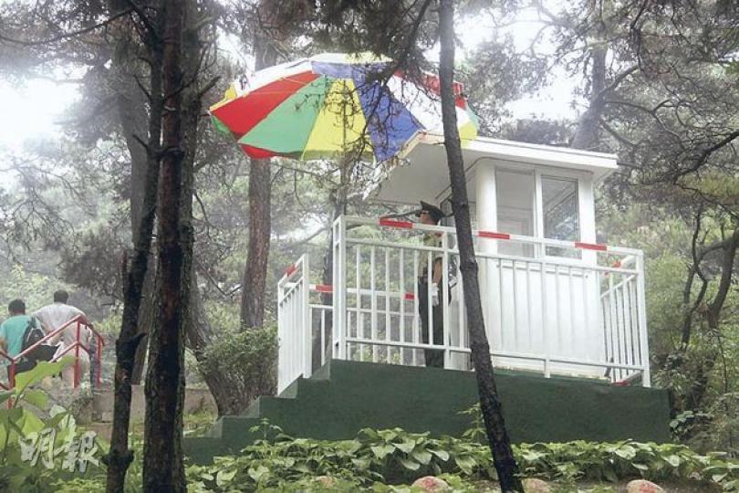 北戴河聯峰山半山領導別墅區外,每隔幾十米就有一個武警把守。(明報記者攝) 雖然位於別墅區內的林彪樓不對外開放,但附近的小賣部店主稱,林彪的紀念品尤其好賣。(明報記者攝) (明報製圖) 北戴河聯峰山半山領導別墅區外,每隔幾十米就有一個武警把守。(明報記者攝) 雖然位於別墅區內的林彪樓不對外開放,但附近的小賣部店主稱,林彪的紀念品尤其好賣。(明報記者攝) (明報製圖)