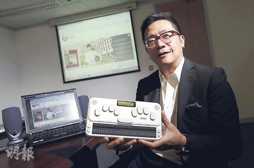 城大資訊總監陳漢偉表示,大學花近一年時間將院校100個網站共50多萬個分頁重新編寫HTML,加入無障礙設計,視障者可透過報讀軟件及凸字器瀏覽網頁內容。(李澤彤攝) 城大資訊總監陳漢偉表示,大學花近一年時間將院校100個網站共50多萬個分頁重新編寫HTML,加入無障礙設計,視障者可透過報讀軟件及凸字器瀏覽網頁內容。(李澤彤攝)