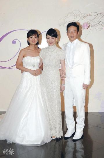 陳寶珠喜見兒子楊天經娶得好妻子吳文珊,期待快些抱孫。(攝影﹕鍾偉茵) 楊天經昨晨接到新娘甜蜜與吳文珊深情一吻。(攝影﹕鍾偉茵) 楊天經與太太吳文珊影婚照,還包括韓服造型。(攝影﹕鍾偉茵) 曾志偉自爆搞錯楊天經婚宴日期的瘀事。(攝影﹕鍾偉茵) 劉德華雙手合十,示意不接受訪問。(攝影﹕鍾偉茵) 吳君麗差點跌倒,胡楓(右)及另一男士立即扶實她。(攝影﹕鍾偉茵) 林家聲賀陳寶珠兒子楊天經結婚,開心揮手。(攝影﹕鍾偉茵) 羅樂林與前輩陳好逑(中)、沈芝華替陳寶珠娶新抱開心。(攝影﹕鍾偉茵) 陳寶珠喜見兒子楊天經娶得好妻子吳文珊,期待快些抱孫。(攝影﹕鍾偉茵) 楊天經昨晨接到新娘甜蜜與吳文珊深情一吻。(攝影﹕鍾偉茵) 楊天經與太太吳文珊影婚照,還包括韓服造型。(攝影﹕鍾偉茵) 曾志偉自爆搞錯楊天經婚宴日期的瘀事。(攝影﹕鍾偉茵) 劉德華雙手合十,示意不接受訪問。(攝影﹕鍾偉茵) 吳君麗差點跌倒,胡楓(右)及另一男士立即扶實她。(攝影﹕鍾偉茵) 林家聲賀陳寶珠兒子楊天經結婚,開心揮手。(攝影﹕鍾偉茵) 羅樂林與前輩陳好逑(中)、沈芝華替陳寶珠娶新抱開心。(攝影﹕鍾偉茵)