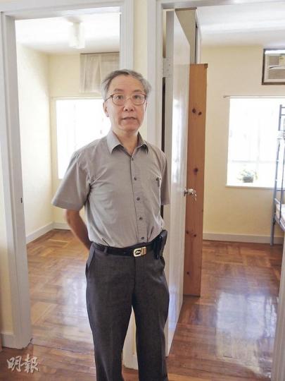 伍冠流詳述凶宅獲承租過程,並透露租金較兩年前勁升58%,跑贏大市升幅。(歐陽慧恩攝) 獲城大內地生搶租成功的凶宅單位裝修簡陋,但仍以正常單位的市價租出。(歐陽慧恩攝) 單位屬低層戶,以樓景為主,尚算開揚;雖屬凶宅,仍獲兩組租客搶租,實屬「奇景」。(歐陽慧恩攝) 伍冠流詳述凶宅獲承租過程,並透露租金較兩年前勁升58%,跑贏大市升幅。(歐陽慧恩攝) 獲城大內地生搶租成功的凶宅單位裝修簡陋,但仍以正常單位的市價租出。(歐陽慧恩攝) 單位屬低層戶,以樓景為主,尚算開揚;雖屬凶宅,仍獲兩組租客搶租,實屬「奇景」。(歐陽慧恩攝)