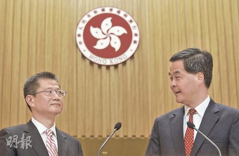 行政長官梁振英(右)昨陪同發展局長陳茂波(左),於行政長官辦公室地下大堂召開記者會。梁振英對上一次於同一地點見傳媒,是本月3日首次主持行政會議,與非官守議員見記者。(余俊亮攝) 行政長官梁振英(右)昨陪同發展局長陳茂波(左),於行政長官辦公室地下大堂召開記者會。梁振英對上一次於同一地點見傳媒,是本月3日首次主持行政會議,與非官守議員見記者。(余俊亮攝)