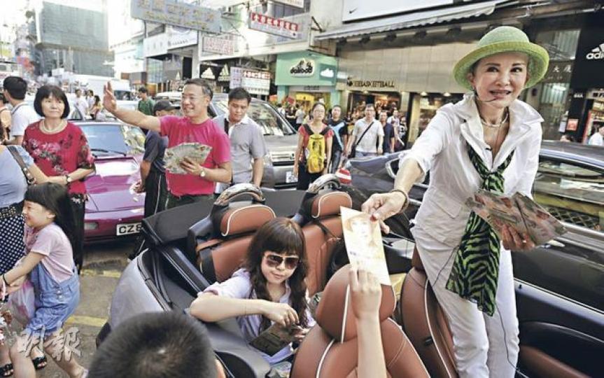 出戰立法會超級議席的白韻琹(右一),上周由立法會議員男友謝偉俊(後,揮手者)陪同下,乘開篷車到旺角派發印有政綱的「明信片」。(余俊亮攝) 白韻琹(左)拉票期間對合照要求有求必應,表現親民。但在場不少市民均坦言,不知她即將出選立法會超級議席。 (余俊亮攝) 出戰立法會超級議席的白韻琹(右一),上周由立法會議員男友謝偉俊(後,揮手者)陪同下,乘開篷車到旺角派發印有政綱的「明信片」。(余俊亮攝) 白韻琹(左)拉票期間對合照要求有求必應,表現親民。但在場不少市民均坦言,不知她即將出選立法會超級議席。 (余俊亮攝)
