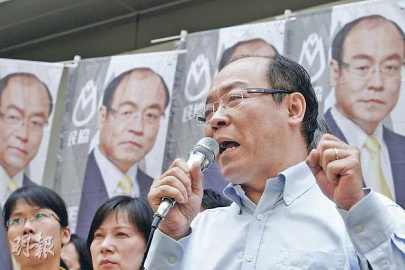報名參選超級區議會的民協馮檢基(右一)形容選情嚴峻,民協面臨「滅黨」危機。(林俊源攝) 民協馮檢基(右)及許錦成(左)上周六乘搭七人車,巡遊觀塘瑞和街街市(圖)「嗌咪」宣傳。(林景輝攝) 報名參選超級區議會的民協馮檢基(右一)形容選情嚴峻,民協面臨「滅黨」危機。(林俊源攝) 民協馮檢基(右)及許錦成(左)上周六乘搭七人車,巡遊觀塘瑞和街街市(圖)「嗌咪」宣傳。(林景輝攝)