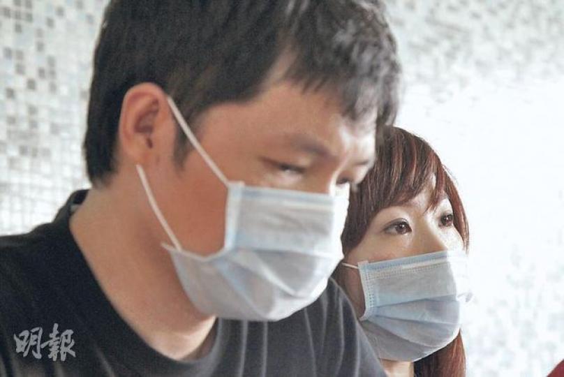 黃小姐(右)的母親6月腹痛到將軍澳醫院求診,醫生至近8小時後,才在電腦掃描後確認其母腸穿洞,黃母最終不治。她與兄長昨舉行記者會,要求院方詳細交代。(林俊源攝) 黃小姐(右)的母親6月腹痛到將軍澳醫院求診,醫生至近8小時後,才在電腦掃描後確認其母腸穿洞,黃母最終不治。她與兄長昨舉行記者會,要求院方詳細交代。(林俊源攝)