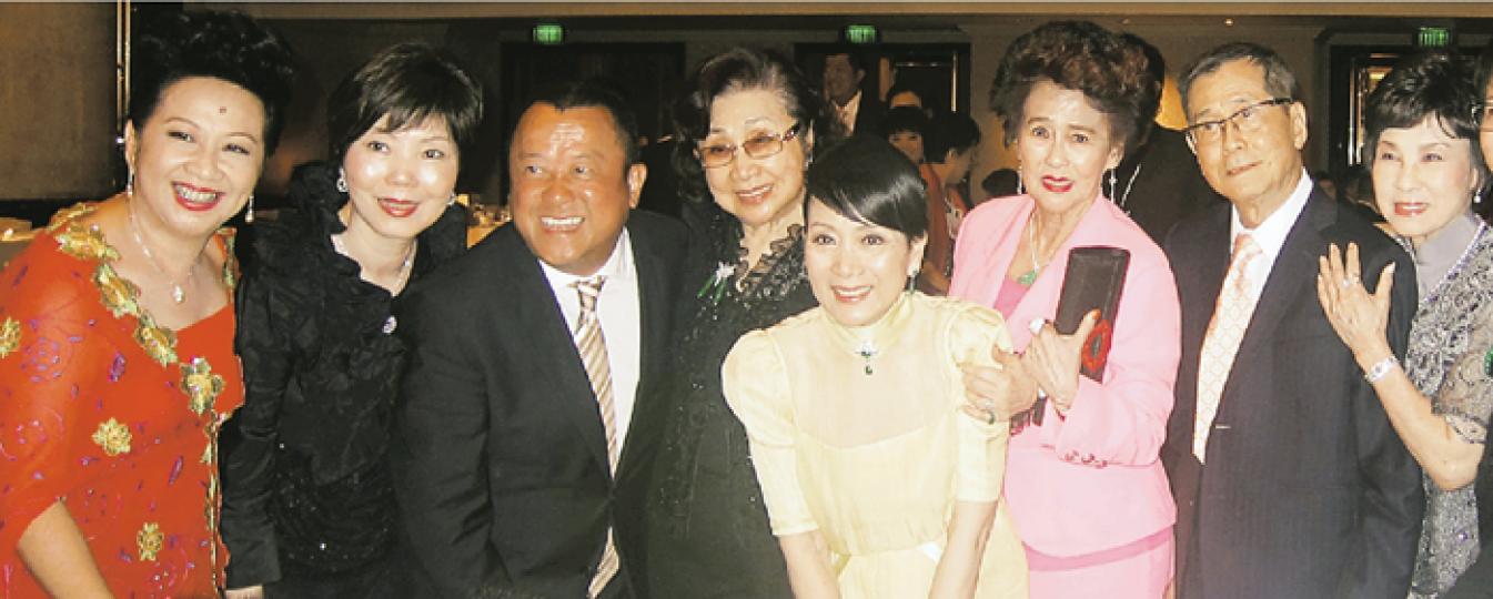 因陳寶珠(右四)的江湖地位才請得到仙姐(左四)與聲哥(右二)同場飲宴,再加上薛家燕(左一)、仙姐好友高太(左二),還有陳好逑(右一)與吳君麗(右三)都是輩分高人一等,曾志偉頓成為後輩,所以他形容為世紀合照。(微博圖片) 聲哥與仙姐兩位粵劇界殿堂人物難得聚首,仙姐開心挽住聲哥合照,可見友情長在。(微博圖片) 楊天經對母親肺腑之言而感動,要太太在旁安慰。(微博圖片) 楊天經擁有兩位疼惜他的女人,就是太太珊珊與媽媽陳寶珠,他實在幸福。(微博圖片) 劉德華(右一)與苗僑偉(左一)不知有否傳授生仔經給天經 因陳寶珠(右四)的江湖地位才請得到仙姐(左四)與聲哥(右二)同場飲宴,再加上薛家燕(左一)、仙姐好友高太(左二),還有陳好逑(右一)與吳君麗(右三)都是輩分高人一等,曾志偉頓成為後輩,所以他形容為世紀合照。(微博圖片) 聲哥與仙姐兩位粵劇界殿堂人物難得聚首,仙姐開心挽住聲哥合照,可見友情長在。(微博圖片) 楊天經對母親肺腑之言而感動,要太太在旁安慰。(微博圖片) 楊天經擁有兩位疼惜他的女人,就是太太珊珊與媽媽陳寶珠,他實在幸福。(微博圖片) 劉德華(右一)與苗僑偉(左一)不知有否傳授生仔經給天經