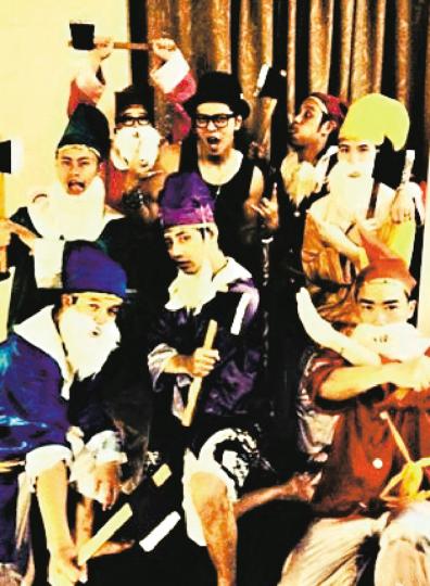 好友們扮成七個小矮人祝賀生日,令壽星羅志祥喜上眉梢。(微博圖片) 好友們扮成七個小矮人祝賀生日,令壽星羅志祥喜上眉梢。(微博圖片)