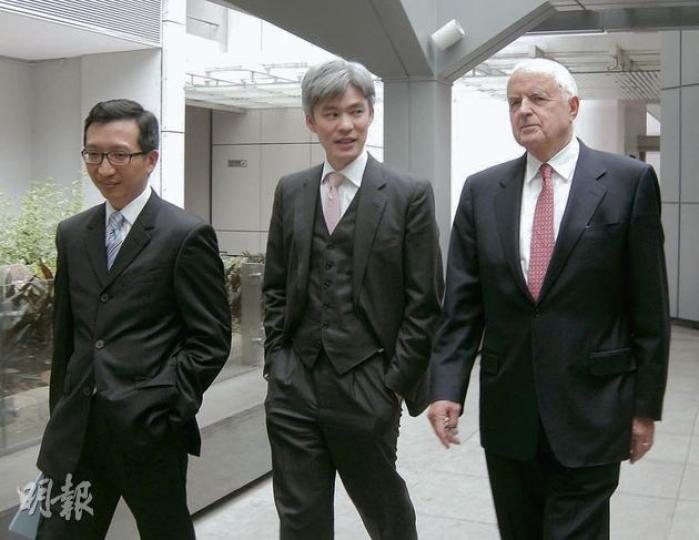 原訴人長房幼子霍震宇由3名資深大律師代表,左起為林雲浩、馮庭碩及唐明治。(梁珮珊攝) 資深大律師黃福鑫(圖)、資深大律師馮柏棟及大律師陳肇基代表第一被告、長房次子霍震寰。(梁珮珊攝) 原訴人長房幼子霍震宇由3名資深大律師代表,左起為林雲浩、馮庭碩及唐明治。(梁珮珊攝) 資深大律師黃福鑫(圖)、資深大律師馮柏棟及大律師陳肇基代表第一被告、長房次子霍震寰。(梁珮珊攝)