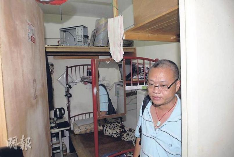陳茂波妻子有份持有的上海街136號4樓單位,自稱二房東的胡先生(圖)向記者表示,5間劏房只有兩間有窗。(伍浦鋒攝) 陳茂波妻子有份持有的上海街136號4樓單位,自稱二房東的胡先生(圖)向記者表示,5間劏房只有兩間有窗。(伍浦鋒攝)