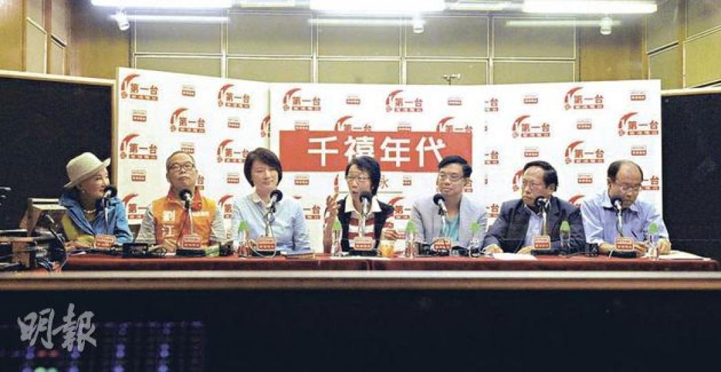 超級區議會的7名參選人白韻琹(左起)、劉江華、李慧琼、陳婉嫻、涂謹申、何俊仁及馮檢基,在電台節目就國教科爭議交鋒。(陳淑安攝) 工聯會陳婉嫻(右)周日與參選新界西的麥美娟(中)拍檔落區。陳婉嫻叫咪時,除呼籲選民在超級議席中投票給她外,亦不忘為知名度較低的麥美娟拉票。(鄧宗弘攝) 超級區議會的7名參選人白韻琹(左起)、劉江華、李慧琼、陳婉嫻、涂謹申、何俊仁及馮檢基,在電台節目就國教科爭議交鋒。(陳淑安攝) 工聯會陳婉嫻(右)周日與參選新界西的麥美娟(中)拍檔落區。陳婉嫻叫咪時,除呼籲選民在超級議席中投票給她外,亦不忘為知名度較低的麥美娟拉票。(鄧宗弘攝)