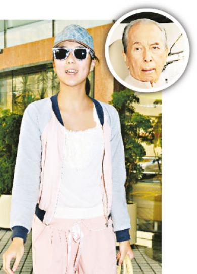 超欣昨日專程到醫院接賭王(圓圖)出院,認真乖女。(攝影/記者:梁迺楠) 四太透露前晚在醫院陪賭王。(攝影/記者:梁迺楠) 超欣昨日專程到醫院接賭王(圓圖)出院,認真乖女。(攝影/記者:梁迺楠) 四太透露前晚在醫院陪賭王。(攝影/記者:梁迺楠)