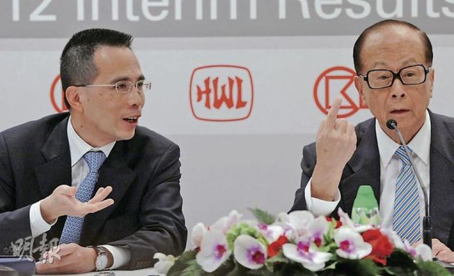 長和系主席李嘉誠(右),昨日預期集團5年內續有增長,但因外圍形勢「大風大雨」,故未有增加派息。副主席李澤鉅(左)則表示,長江基建業務穩定兼增長快,不認同集團海外收購策略轉趨保守。(劉焌陶攝) 長和系主席李嘉誠(右),昨日預期集團5年內續有增長,但因外圍形勢「大風大雨」,故未有增加派息。副主席李澤鉅(左)則表示,長江基建業務穩定兼增長快,不認同集團海外收購策略轉趨保守。(劉焌陶攝)