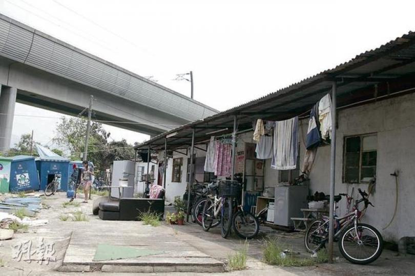 失火的一大兩小村屋共有14間「劏房」,每間約50方呎,住了約20名南亞裔難民。(林錫禮攝) 失火的一大兩小村屋共有14間「劏房」,每間約50方呎,住了約20名南亞裔難民。(林錫禮攝)