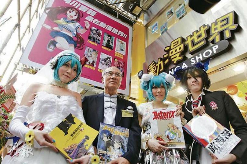 中華書局首間動漫專門店「動漫世界」,昨日正式開幕,董事長陳萬雄(左二)表示,該店將以兒童和青少年為目標受眾,期望能成為「令家長及教師放心」的專門店。(李紹昌攝) 中華書局首間動漫專門店「動漫世界」,昨日正式開幕,董事長陳萬雄(左二)表示,該店將以兒童和青少年為目標受眾,期望能成為「令家長及教師放心」的專門店。(李紹昌攝)