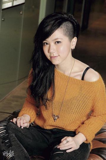 G.E.M.將頭髮剃走一大片,洗去昔日可愛少女的形象,增添搖滾型格。(攝影﹕梁迺楠) G.E.M.將頭髮剃走一大片,洗去昔日可愛少女的形象,增添搖滾型格。(攝影﹕梁迺楠)