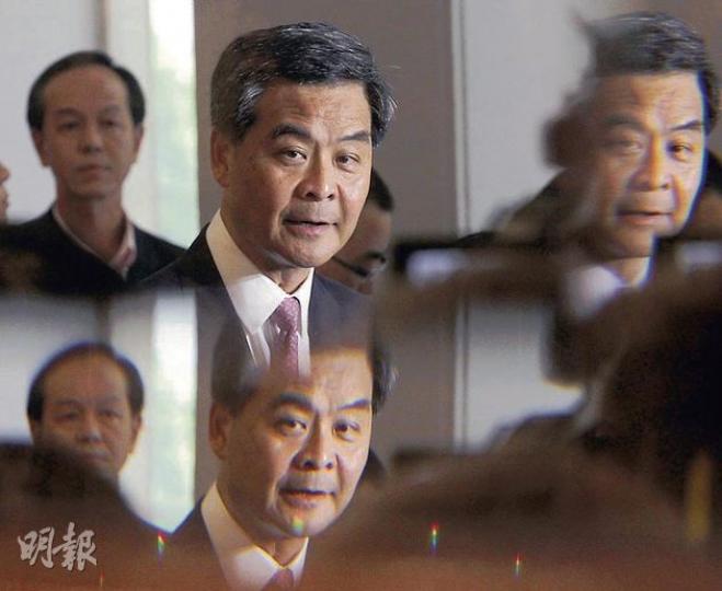 特首梁振英昨日在禮賓府外會見記者,強調政府對高官上任前的品格審查嚴格,但認同公眾對問責團隊有高的操守要求;由於現場較擁擠,記者要在禮賓府隔着大門玻璃拍攝,故現多個倒影。(李紹昌攝) 特首梁振英昨日在禮賓府外會見記者,強調政府對高官上任前的品格審查嚴格,但認同公眾對問責團隊有高的操守要求;由於現場較擁擠,記者要在禮賓府隔着大門玻璃拍攝,故現多個倒影。(李紹昌攝)