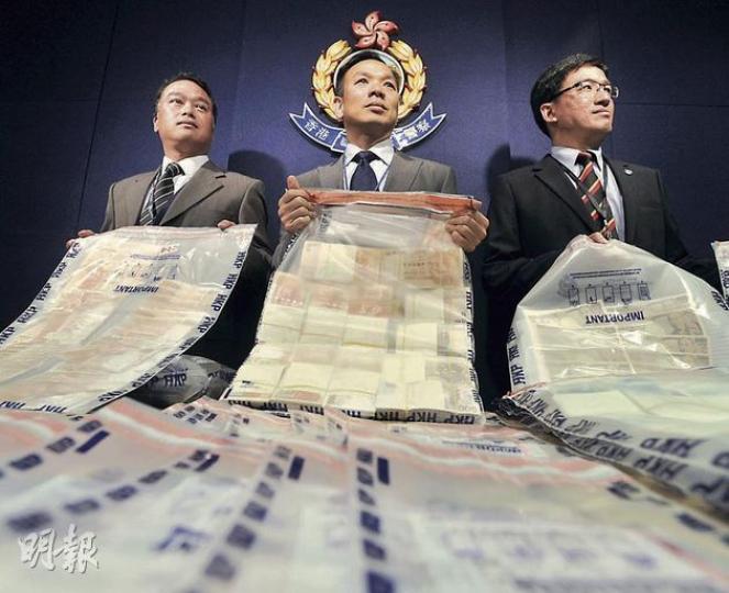 警方聯合反黑行動拘捕130人,涉嫌在過去兩年清洗黑錢達3億,行動中搜獲近千萬元贓款財物。警方O記總警司郭浩輝(中)強調行動與黑金政治無關,左為O記警司劉樹昇、右為新界北總區警司蔡偉富。(余俊亮攝) 警方聯合反黑行動拘捕130人,涉嫌在過去兩年清洗黑錢達3億,行動中搜獲近千萬元贓款財物。警方O記總警司郭浩輝(中)強調行動與黑金政治無關,左為O記警司劉樹昇、右為新界北總區警司蔡偉富。(余俊亮攝)