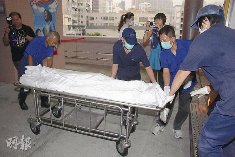 被內地丈夫扼頸窒息死亡的女子,屍體由仵工送到殮房。(雲錦鋒攝) 被內地丈夫扼頸窒息死亡的女子,屍體由仵工送到殮房。(雲錦鋒攝)