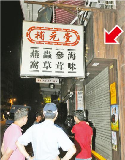 3名賊人到西環一海味店爆竊,以為拆除圖中位置(箭嘴示)的警鐘可破保安,終觸動保安系統,警員掩至拘捕其中兩人。(蔡方山攝) 3名賊人到西環一海味店爆竊,以為拆除圖中位置(箭嘴示)的警鐘可破保安,終觸動保安系統,警員掩至拘捕其中兩人。(蔡方山攝)