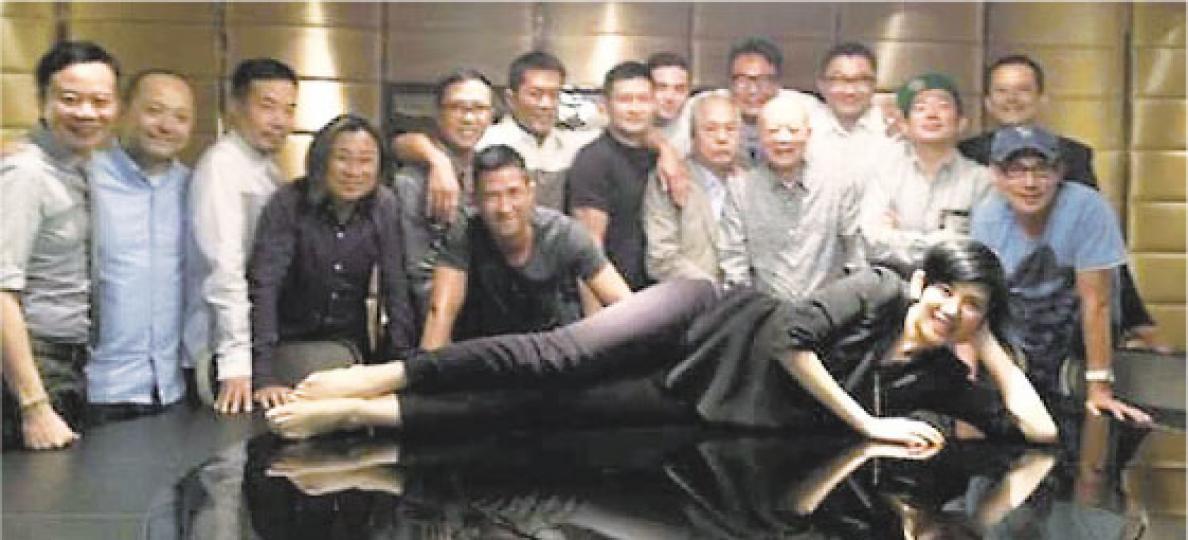 壽星吳君如赤腳以臥佛姿態在枱上,一班猛男陳可辛、張學友、張家輝、古天樂、杜汶澤、沈嘉偉、鄒凱光等,還有父親夏春秋與胞弟,陣容強大得可拍一部電影。(微博圖片)吳君如坐在枱上切蛋糕,展現豪邁一面。(微博圖片) 壽星吳君如赤腳以臥佛姿態在枱上,一班猛男陳可辛、張學友、張家輝、古天樂、杜汶澤、沈嘉偉、鄒凱光等,還有父親夏春秋與胞弟,陣容強大得可拍一部電影。(微博圖片)吳君如坐在枱上切蛋糕,展現豪邁一面。(微博圖片)