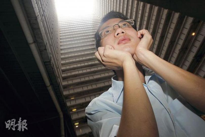 任職社區服務助理的吳克穎表示現正申請公屋,希望有自己的獨立空間,曾住過九龍城百呎劏房,但難抵噪音,終搬回與家人同住,置業仍然無期。(李紹昌攝)(明報製圖) 任職社區服務助理的吳克穎表示現正申請公屋,希望有自己的獨立空間,曾住過九龍城百呎劏房,但難抵噪音,終搬回與家人同住,置業仍然無期。(李紹昌攝)(明報製圖)
