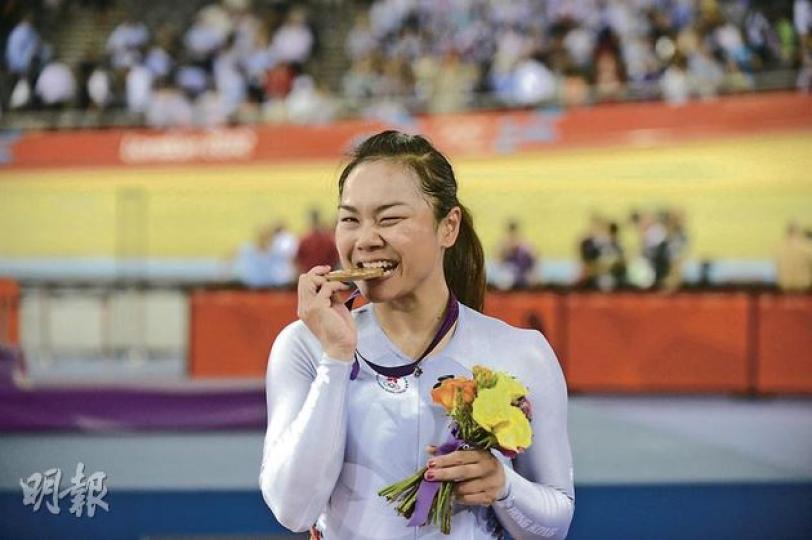 沒多少個香港戰將,有幸做到李慧詩這個「招牌」動作。她獲獎後還特意寫下字句與《明報》讀者互勉。(李思詠攝)隨着李慧詩摘銅,香港區旗首次在倫奧比賽場頒獎禮中升起,巧合是一旁是與港息息相關的中英國旗。(李思詠攝)(明報製圖) 沒多少個香港戰將,有幸做到李慧詩這個「招牌」動作。她獲獎後還特意寫下字句與《明報》讀者互勉。(李思詠攝)隨着李慧詩摘銅,香港區旗首次在倫奧比賽場頒獎禮中升起,巧合是一旁是與港息息相關的中英國旗。(李思詠攝)(明報製圖)