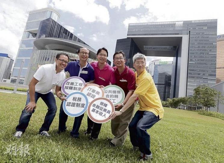 公共專業聯盟5名立法會功能界別候選人,昨日在政府總部添馬公園宣傳,並展示印有其政綱的「奧運五環」。左起梁繼昌、黎廣德、莫乃光、吳永輝、甄文星。(李澤彤攝) 公共專業聯盟5名立法會功能界別候選人,昨日在政府總部添馬公園宣傳,並展示印有其政綱的「奧運五環」。左起梁繼昌、黎廣德、莫乃光、吳永輝、甄文星。(李澤彤攝)