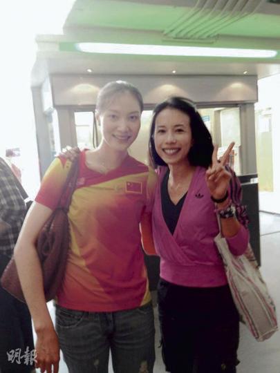 莫文蔚與林丹太太謝杏芳結伴入場欣賞賽事。（微博圖片） 黃曉明上載與林丹的舊合照，幫好友打氣。（微博圖片） 長髮王菲把她與趙薇及林丹合照放在微博，支持好友奪金牌。（微博圖片）
