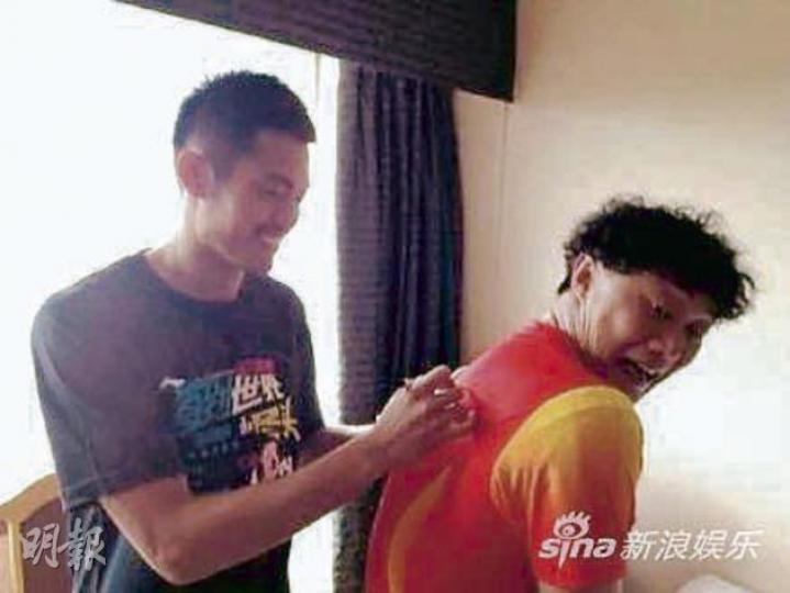 林丹為好友陳奕迅簽名。(微博圖片) 林丹與真假丹媽合照。(微博圖片) 林丹為好友陳奕迅簽名。(微博圖片) 林丹與真假丹媽合照。(微博圖片)