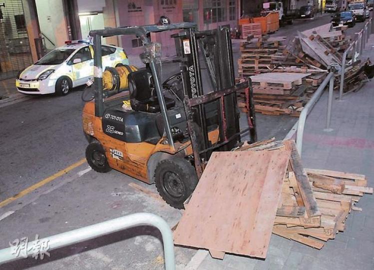 雜工涉嫌偷駕鏟車撞傷老婦,鏟車事後仍留於現場,卡板散落地上。(蔡方山攝) 雜工涉嫌偷駕鏟車撞傷老婦,鏟車事後仍留於現場,卡板散落地上。(蔡方山攝)