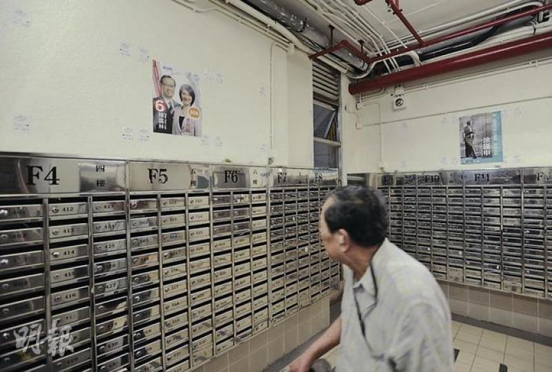 在順利邨部分大樓大堂,超級議席參選人民建聯李慧琼(左)和民主黨涂謹申(右),均已貼上海報。當中李慧琼的海報有九東候選人陳鑑林肖像。(余俊亮攝) 在順利邨部分大樓大堂,超級議席參選人民建聯李慧琼(左)和民主黨涂謹申(右),均已貼上海報。當中李慧琼的海報有九東候選人陳鑑林肖像。(余俊亮攝)