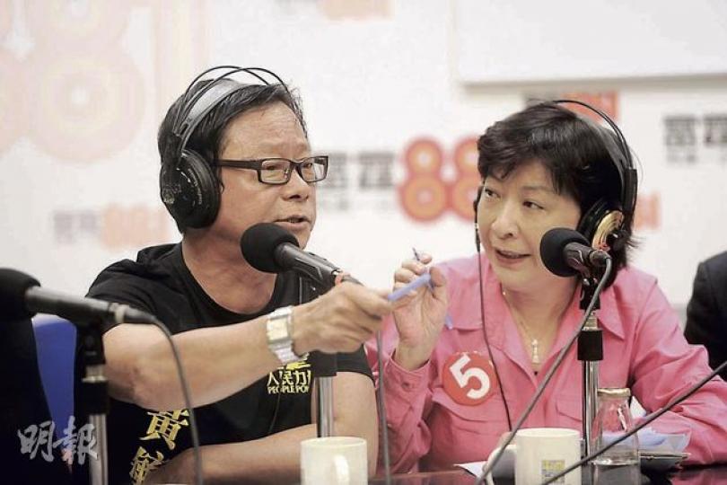 蔣麗芸(右)指新一代「郁啲就罷課,非常危險」,黃毓民(左)直斥其言論誤導公眾。(尹錦恩攝) 蔣麗芸(右)指新一代「郁啲就罷課,非常危險」,黃毓民(左)直斥其言論誤導公眾。(尹錦恩攝)