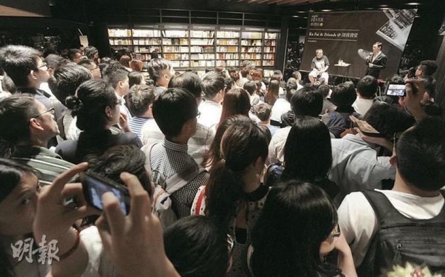 首晚通宵營業的香港誠品,今日凌晨舉行首場由馬家輝及彭浩翔主持的「深夜書堂」, 書店只設50座位,但因為有過百市民參與,大批市民站立圍觀。(余俊亮攝)兒童圖書區人流相對較寧靜,成為疲倦家長小眠片刻的理想角落。(余俊亮攝)誠品創辦人吳清友表示,已計劃在港開設更多分店,但目前仍未有詳細計劃。(鄧宗弘攝) 首晚通宵營業的香港誠品,今日凌晨舉行首場由馬家輝及彭浩翔主持的「深夜書堂」, 書店只設50座位,但因為有過百市民參與,大批市民站立圍觀。(余俊亮攝)兒童圖書區人流相對較寧靜,成為疲倦家長小眠片刻的理想角落。(余俊亮攝)誠品創辦人吳清友表示,已計劃在港開設更多分店,但目前仍未有詳細計劃。(鄧宗弘攝)