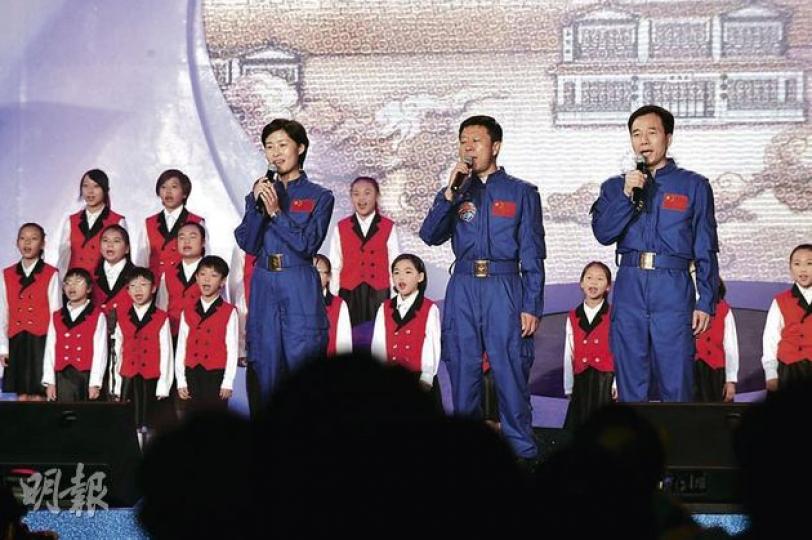 神九太空人在大匯演上大展歌喉,劉洋(前左起)、劉旺、景海鵬先與波希合唱團合唱《龍的傳人》,更與一眾嘉賓合唱《東方之珠》。(鄧宗弘攝)4名中、小學生代表都認為太空人很親切,活動後更獲贈天宮一號、神舟九號紀念章。他們都對中國航天科技發達感到自豪。(李紹昌攝)彭先生(左二)特意帶兩名女兒來看大匯演,分別10歲和5歲的女兒表示希望成為太空人,可以「飛上天」。(鄧宗弘攝) 神九太空人在大匯演上大展歌喉,劉洋(前左起)、劉旺、景海鵬先與波希合唱團合唱《龍的傳人》,更與一眾嘉賓合唱《東方之珠》。(鄧宗弘攝)4名中、小學生代表都認為太空人很親切,活動後更獲贈天宮一號、神舟九號紀念章。他們都對中國航天科技發達感到自豪。(李紹昌攝)彭先生(左二)特意帶兩名女兒來看大匯演,分別10歲和5歲的女兒表示希望成為太空人,可以「飛上天」。(鄧宗弘攝)