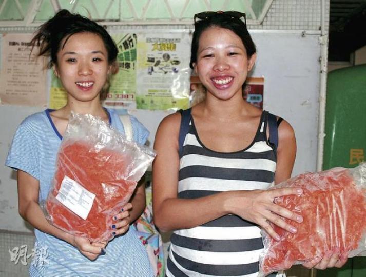 蔡小姐(左)與許小姐(右)在大角嘴合租一棟唐樓,他們從facebook獲悉今次行動後,聯同友人到場「執蘿蔔」。(袁柏恩攝) 蔡小姐(左)與許小姐(右)在大角嘴合租一棟唐樓,他們從facebook獲悉今次行動後,聯同友人到場「執蘿蔔」。(袁柏恩攝)