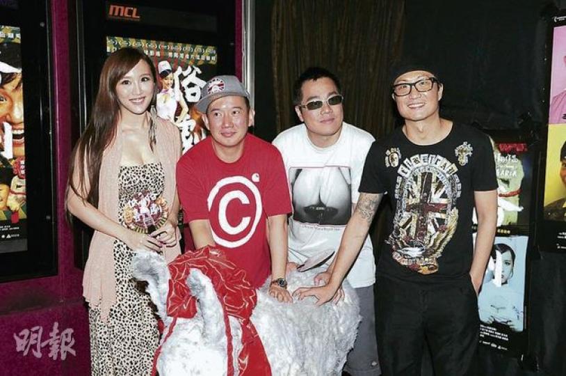 陳靜(左起)、杜汶澤、彭浩翔、鄭中基到戲院答謝觀眾支持《低俗喜劇》。(攝影:鍾偉茵) 陳靜(左起)、杜汶澤、彭浩翔、鄭中基到戲院答謝觀眾支持《低俗喜劇》。(攝影:鍾偉茵)