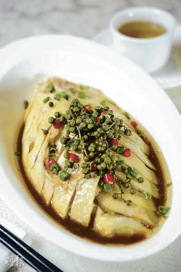 重慶麻椒雞 - 用青花椒等16種香料配製而成的醬汁，烹煮時加入胡蘿蔔及洋葱，使醬汁麻香兼有甘甜味。（$78/例，$158/隻，尚川宮）（葉思雅攝） 青紅花椒 - 紅花椒（左）香麻較濃烈，青花椒（右）則較清香。（葉思雅攝） 黎紅牌鮮花椒油 - 學做川菜的初哥合用，涼拌菜式中加兩三滴即可。（$32，高標準）（葉思雅攝）