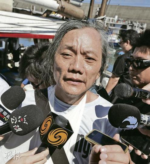 台灣中華保釣協會理事殷必雄未能出海後接受傳媒訪問，大嘆心情「非常悲憤」，反問﹕「為什麼保家衛土要由老百姓做？（政府）不幫忙更要打壓？」（李澤彤攝） 台灣中華保釣協會成員昨日預備了一批補給物資，包括兩包「青天白日滿地紅」小旗，準備送到彭佳嶼給啟豐二號，但最後因船東拒絕辦理手續而未能成行。（李澤彤攝）