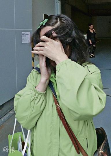 被告郭藝梅（圖）被指代為保管事主金表後，不僅據為己有，更拿去典當，事後只歸還當票。她昨日穿上一身綠色裝束到庭受審。（何偉畧攝）