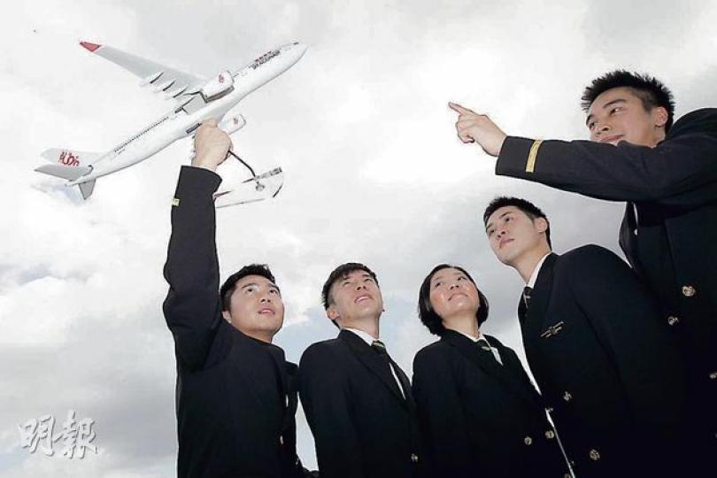 港龍新一批36名見習機師於7月完成訓練，當中包括女機師之一的郭佩瑩（中），她直言女性體力比男性不足，要勤加鍛煉。圖為郭與同期另外4名見習機師。（李紹昌攝）