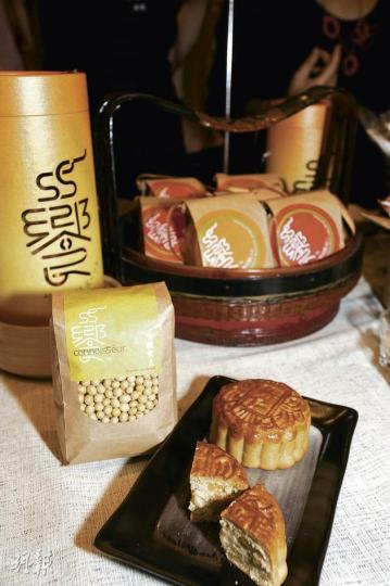 有機豆渣月--一盒四件，原味（大豆）原價$438，會場價$299；果仁原價$449，會場價$309（葉思雅攝）