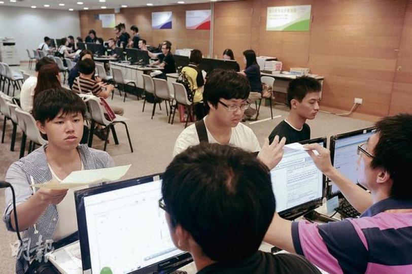 職訓局昨在黃克競分校統一招生,招收不獲八大取錄的學生,共有800人次查詢或報名。(尹錦恩攝)(明報製圖) 職訓局昨在黃克競分校統一招生,招收不獲八大取錄的學生,共有800人次查詢或報名。(尹錦恩攝)(明報製圖)