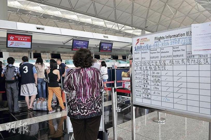 受颱風影響加上有航機降落時爆胎,香港航空昨有不少航班延誤,其櫃位不時有乘客查詢航機最新情况。(邱雅錡攝) 受颱風影響加上有航機降落時爆胎,香港航空昨有不少航班延誤,其櫃位不時有乘客查詢航機最新情况。(邱雅錡攝)